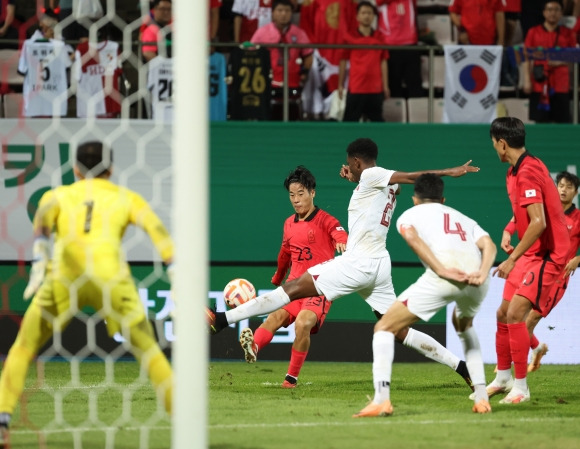 ‘끝까지’ - 6일 오후 창원축구센터에서 열린 2024 아시아축구연맹(AFC) 23세 이하(U-23) 아시안컵 예선 B조 1차전 대한민국과 카타르의 경기. 후반전 홍윤상이 패스하고 있다. 2023.9.6 창원 연합뉴스