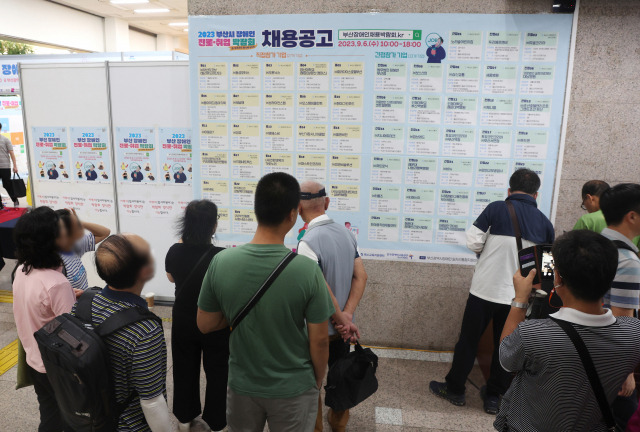 6일 부산에서 열린 한 취업박람회에서 구직자들이 채용 공고를 살펴보고 있다. 연합뉴스