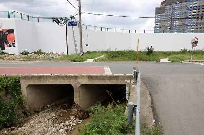 직선 유로가 직각으로 변경된 포항 용산천 [촬영 손대성]