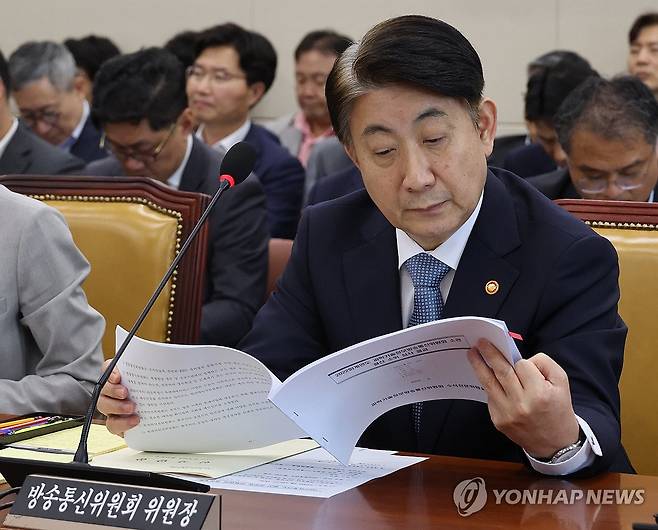 과방위 출석한 이동관 위원장 (서울=연합뉴스) 한상균 기자 = 이동관 방송통신위원장이 6일 국회 과학기술정보방송통신위원회 전체회의에 출석하고 있다. 2023.9.6 xyz@yna.co.kr