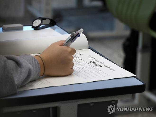 9월 모평…킬러문항 배제했을까 (춘천=연합뉴스) 양지웅 기자 = 2023년 전국연합학력평가(9월 모평)가 치러진 6일 오전 강원 춘천시 한 고등학교 3학년 교실에서 학생들이 시험을 치르고 있다.
    이번 시험은 2024학년도 대학수학능력시험의 수준과 방향을 가늠할 수 있는 척도로 '킬러문항 배제' 적용에 교육계의 관심이 쏠리고 있다. 2023.9.6 yangdoo@yna.co.kr