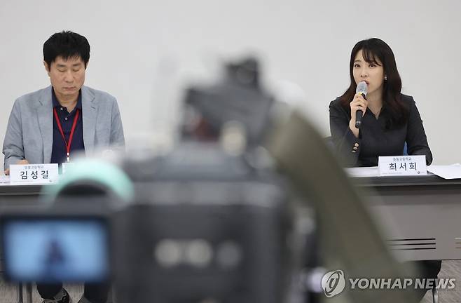 모의평가 출제 내용 설명하는 현장 교사단 (세종=연합뉴스) 김주형 기자 = 2024학년도 대학수학능력시험 마지막 모의평가가 실시된 6일 오전 김성길(영흥고등학교), 최서희(중동고등학교) 한국교육방송(EBS) 현장 교사단이 6일 오전 세종시 정부세종청사에서 국어 영역에 대한 교육과정 내 출제 여부와 변별력 등을 설명하고 있다. 2023.9.6 kjhpress@yna.co.kr