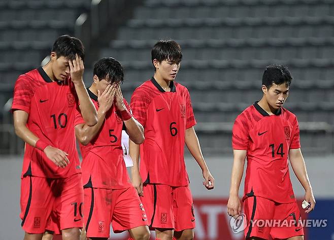 AFC U-23 아시안컵 예선 첫 경기서 0-2 패배 (창원=연합뉴스) 이지은 기자 = 6일 오후 창원축구센터에서 열린 2024 아시아축구연맹(AFC) 23세 이하(U-23) 아시안컵 예선 B조 1차전 대한민국과 카타르의 경기. 0대2로 진 대한민국 대표팀 선수들이 아쉬워하고 있다. 2023.9.6 jieunlee@yna.co.kr