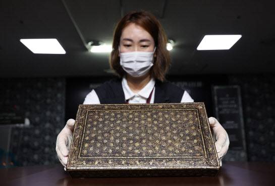 6일 오전 서울 종로구 국립고궁박물관에서 열린 ‘나전국화넝쿨무늬상자 환수 언론공개회’에서 공개된 나전국화넝쿨무늬상자(사진=연합뉴스).