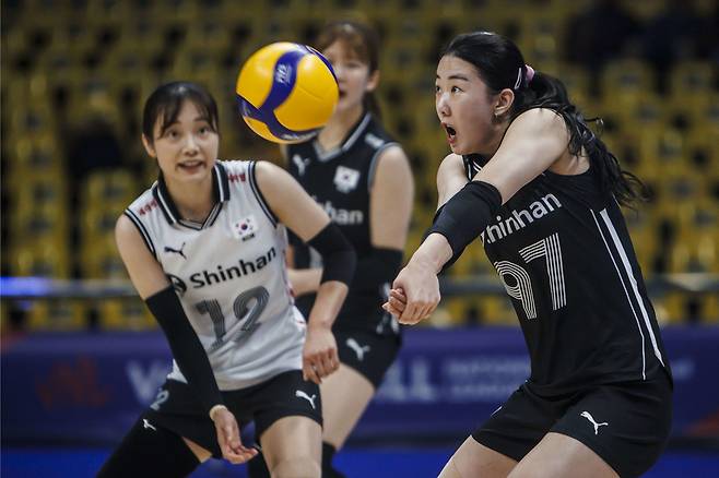 한국 여자배구 대표팀 강소휘가 리시브를 시도한다, FIVB