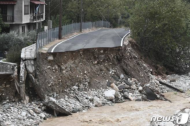 폭우로 도로가 끊긴 모습. 2023.9.7 ⓒ AFP=뉴스1 ⓒ News1 우동명 기자