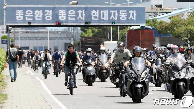 12일 오후 현대자동차 울산공장 명촌정문에서 오전조 근로자들이 퇴근을 하고 있다. 이날 현대차 노조는 민주노총 총파업에 동참해 오전 출근조와 오후 출근조가 2시간씩 총 4시간 부분파업 한다. 2023.7.12/뉴스1 ⓒ News1 조민주 기자