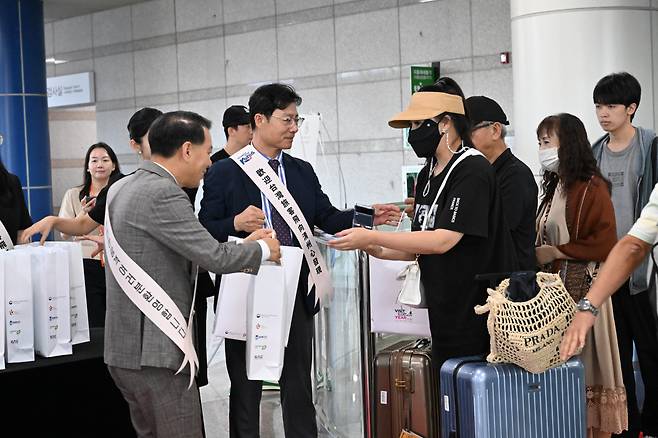 김공덕 한국공항공사 청주공항장(오른쪽)과 이태영 한국관광공사 세종충북지사장.