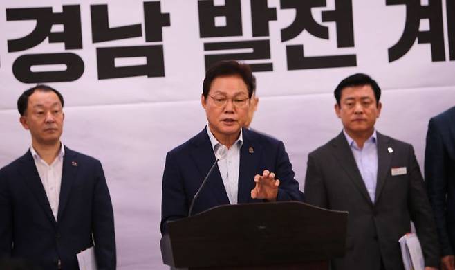 박완수 경남도지사가 동부 경남 발전계획을 발표하고 있다. [사진=이세령 기자]