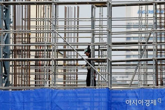 서울 한 건설현장에서 노동자가 일을 하고 있다. /강진형 기자aymsdream@