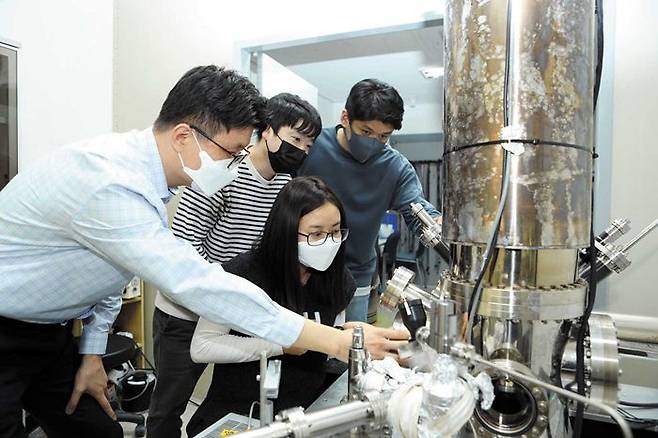 울산대 물리학과 김정대 교수 연구팀이 자체 개발한 주사 터널링 현미경을 통해 ‘Fe5GeTe2’ 신자성 물질을 관찰하고 있다. /울산대 제공