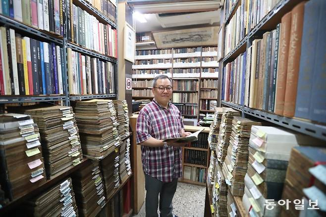 6일 오전 서울 종로구 인사동길의 고서적 전문서점 ‘통문관’에서 이종운 대표가 고서를 꺼내 점검하고 있다. 1934년 문을 연 통문관은 국내에서 가장 오래된 고서점으로 3대째 운영되고 있다. 김동주 기자 zoo@donga.com
