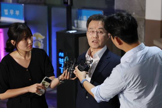 화천대유자산관리 대주주 김만배 씨가 7일 오전 구속기간 만료로 석방돼 서울구치소에서 나와 취재진 질문에 답하고 있다. 대장동 사건과 관련해 김씨가 구속됐다가 풀려난 것은 이번이 두 번째다. [의왕=연합뉴스]