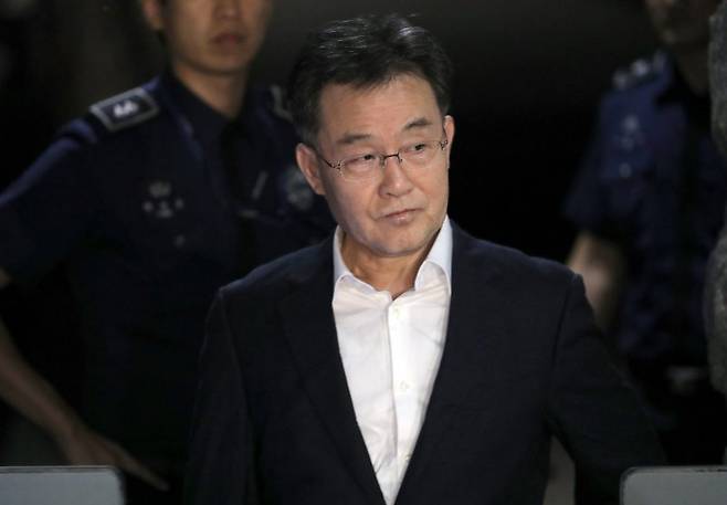 [의왕=뉴시스] 김금보 기자 = 화천대유자산관리 대주주 김만배씨가 7일 새벽 경기 의왕 서울구치소에서 만기출소하고 있다. 6일 법원이 화천대유자산관리 대주주 김만배씨에 대한 추가 구속영장을 발부하지 않기로 하면서 김씨는 두 번째로 구치소를 출소하게 됐다. 김씨는 지난 3월8일 대장동 개발사업 수익 390억여원을 빼돌려 숨긴 혐의 등으로 구속기소됐다. 형사소송법상 1심 단계에서 최대 6개월간 미결수 피고인을 구금할 수 있는데, 김씨의 구속 기한은 7일까지였다. 2023.09.07. kgb@newsis.com <저작권자ⓒ 공감언론 뉴시스통신사. 무단전재-재배포 금지.> /사진=뉴시스화상