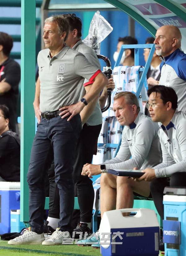 대한민국 축구대표팀과 엘살바도르 대표팀의 A매치 평가전이 20일 오후 대전 유성구 대전월드컵경기장에서 열렸다. 후반 경기 종반 동점골을 허용한 후 클린스만 감독이 굳은 표정으로 경기를 지켜보고 있다. 대전=김민규 기자 mgkim1@edaily.co.kr /2023.06.20/