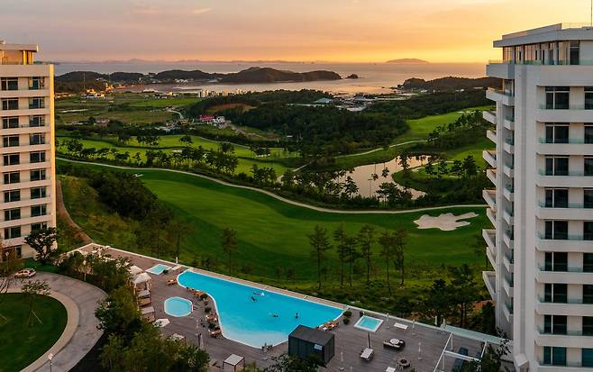 더헤븐의 가장 큰 자랑거리는 거칠 것 없는 전망이다. 야외 수영장과 골프장, 서해 바다가 겹겹이 층을 이뤄 절경을 만든다. 해 질 녘이면 더 그윽한 빛이 드리운다.