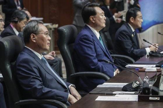 리창 중국 총리(왼쪽)가 6일 인도네시아 자카르타에서 열린 아세안 정상회의에서 참석자들의 발언을 듣고 있다. AP=연합뉴스