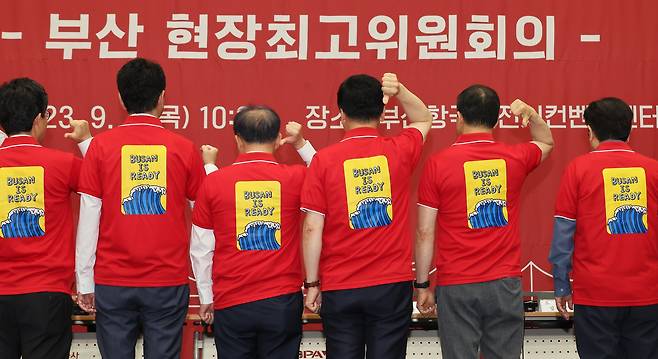 김기현 대표 등 국민의힘 지도부가 7일 오전 부산 동구 부산항국제전시컨벤션센터에서 열린 현장최고위원회의에 참석해 본격적인 회의에 앞서 응원 퍼포먼스를 하고 있다. 송봉근 기자