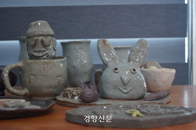 제주도 세월호 생존자들이 상담소에서 ‘미술 치료’ 과정 중에 만든 도자기들 |제주·김혜리 기자