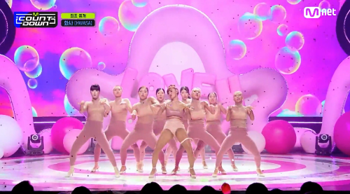 화사가 러블리함과 당당함이 공존하는 매력을 발산했다.사진=엠넷 ‘엠카운트다운’ 방송캡처