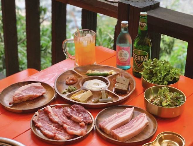 배내골산돼지마을의 산돼지생고기숯불구이. /사진=다이어리알