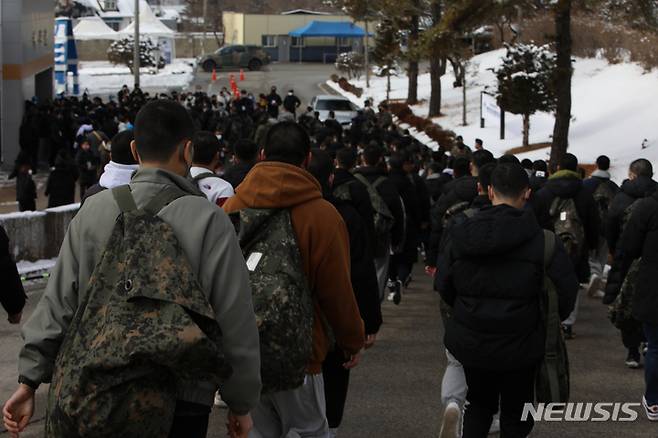 [양구=뉴시스] 김경목 기자 = 16일 오후 계묘년 새해 첫 육군 신병교육대에 입소한 신병들이 강원도 양구군 육군 제21보병사단(백두산부대) 신병교육대에서 입소식이 열릴 백두관으로 이동하고 있다. 신병 187명은 6주간 개인화기사격, 화생방, 정신전력교육, 각개전투, 20㎞ GOP 산악행군 등 병 기본훈련 과제 위주의 강도 높은 군사훈련을 받고 18개월간 복무를 하게 될 부대로 배치된다. 2023.01.16. photo31@newsis.com