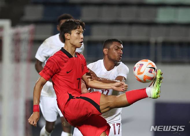 [창원=뉴시스] 고승민 기자 = 6일 경남 창원축구센터에서 열린 AFC U-23 아시안컵 예선 B조 대한민국 대 카타르 경기, 후반전 한국 엄지성이 드리블하고 있다. 2023.09.06. kkssmm99@newsis.com