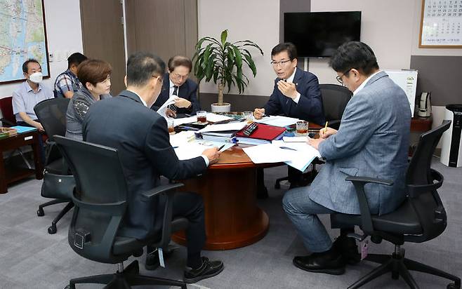 7일 윤건영 충북도교육감(오른쪽 두번째)이 국회 본관에서 국회 상임위원장과 만나 아동학대 관련 법률안 개정을 요구하고 있다.2023.09.07.kipoi@newsis.com *재판매 및 DB 금지