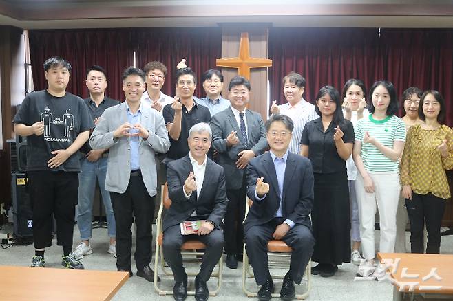 함께하는 교회 김요한 목사가 6일 대전CBS 예배실에서 '끄트머리'라는 주제의 설교 말씀을 하고 있다. 정세영 기자