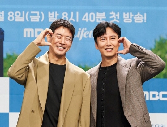 배우 이상윤(왼쪽)과 김남길이 7일 오후 서울 상암동 MBC 골든마우스홀에서 열린 MBC-라이프타임 공동제작 다큐멘터리 ‘뭐라도 남기리’ 제작발표회에 참석해 포즈를 취하고 있다. MBC 제공