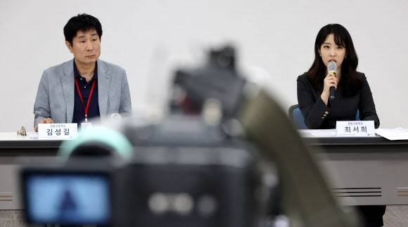 2024학년도 대학수학능력시험 마지막 모의평가가 실시된 6일 오전 김성길(영흥고등학교), 최서희(중동고등학교) 한국교육방송(EBS) 현장 교사단이 6일 오전 세종시 정부세종청사에서 국어 영역에 대한 교육과정 내 출제 여부와 변별력 등을 설명하고 있다. 2023.9.6 연합뉴스