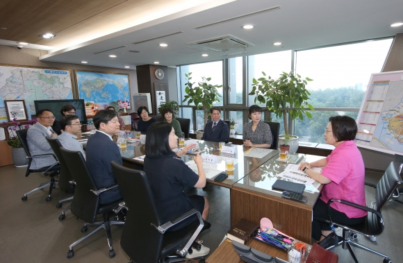 지난달 25일 서울 용산구청장실에서 공교육 활성화 학교장 간담회가 열렸다. 용산구 제공