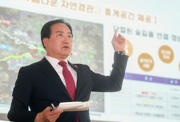 이권재 오산시장이 도시공사 설립 관련 지역주민들을 대상으로 직접 설명을 하고 있다. 오산시 제공