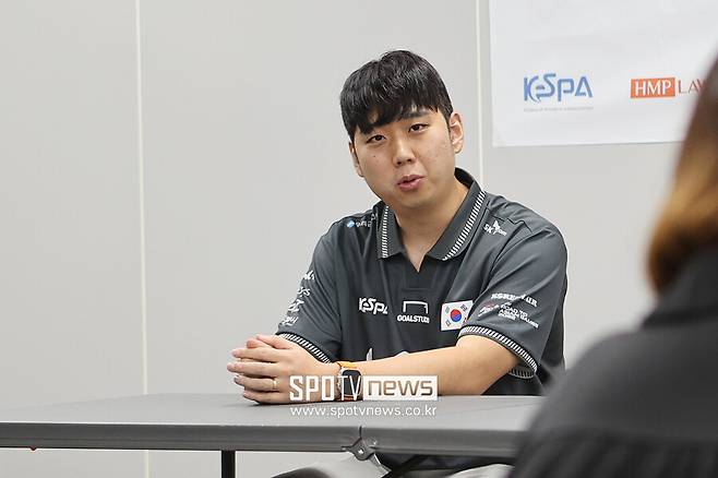 ▲ 항저우 아시안게임에 나서는 피파온라인4 선수단. 왼쪽부터 신보석 감독-박기영 선수-곽준혁 선수-박찬화 전략분석관-박기홍 전략분석관