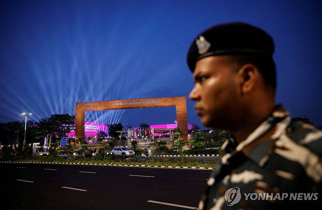 G20 정상회의 개최 장소 앞에서 경계근무하는 보안요원 (뉴델리 로이터=연합뉴스) 한 보안요원이 지난 5일(현지시간) G20 정상회의가 열릴 뉴델리 '바라트 만다팜' 국제컨벤션센터 앞에서 경계근무를 서고 있다. 2023.09.06