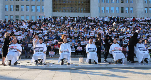 7일 국회 본청 앞 계단에서 열린 윤석열정부 새만금 SOC 예산 삭감 규탄대회에서 더불어민주당 전북 출신 의원들이 삭발하고 있다. (사진=연합뉴스)