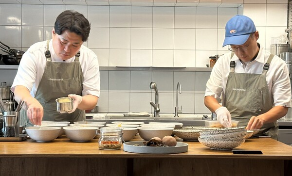 - 김태윤 아워플래닛 셰프가 맛있는 요리를 준비하는 중이다