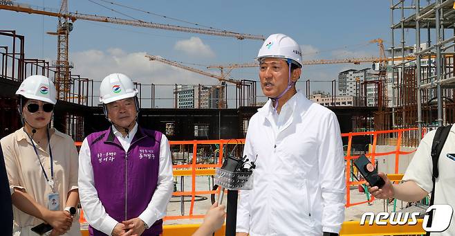 오세훈 서울시장이 19일 서울 동대문구 이문 3구역 주택재개발 정비사업 공사 현장을 찾아 부실시공 제로화를 위한 긴급 현장점검을 하고 있다. 2023.7.19/뉴스1 ⓒ News1 박지혜 기자