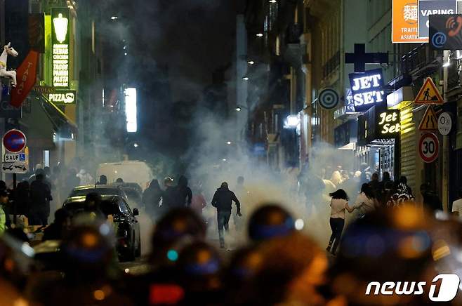 프랑스 파리에서 시위대가 폭동을 일으키고 있다. 2023.07.02. ⓒ AFP=뉴스1 ⓒ News1 정윤영 기자