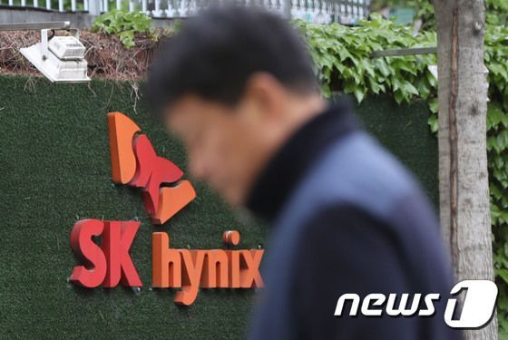 경기 이천시 SK하이닉스 본사 앞에 직원들이 걸어가고 있다. /뉴스1 ⓒ News1 김영운 기자