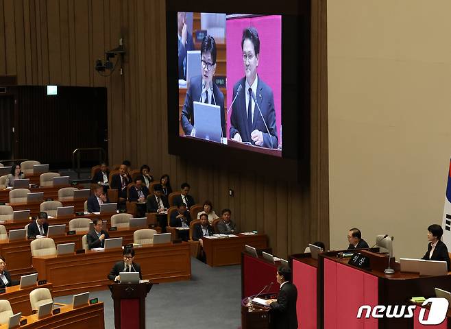 한동훈 법무부 장관이 8일 서울 여의도 국회 본회의장에서 열린 교육·사회·문화 대정부질문에서 안민석 더불어민주당 의원의 질의에 답변하고 있다. 2023.9.8/뉴스1 ⓒ News1 송원영 기자