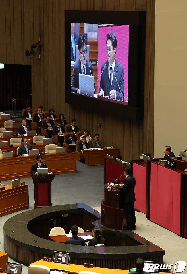 한동훈 법무부 장관이 8일 서울 여의도 국회 본회의장에서 열린 교육·사회·문화 대정부질문에서 안민석 더불어민주당 의원의 질의에 답변하고 있다. 2023.9.8/뉴스1 ⓒ News1 송원영 기자