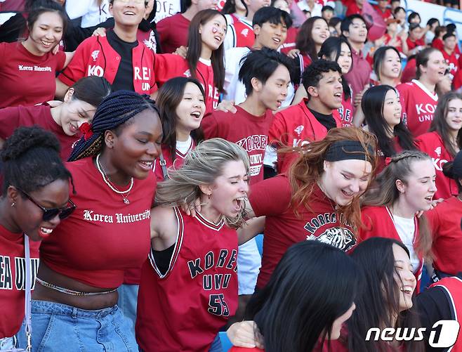 8일 오전 서울 양천구 목동야구장에서 열린 고려대·연세대 친선경기대회(고연전)에서 고려대 학생들이 열띤 응원을 하고 있다. 2023.9.8/뉴스1 ⓒ News1 신웅수 기자