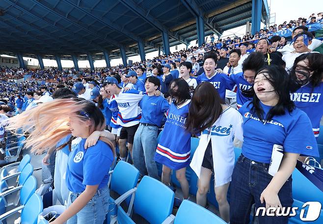 8일 오전 서울 양천구 목동야구장에서 열린 고려대·연세대 친선경기대회(고연전)에서 연세대 학생들이 열띤 응원을 하고 있다. 2023.9.8/뉴스1 ⓒ News1 신웅수 기자