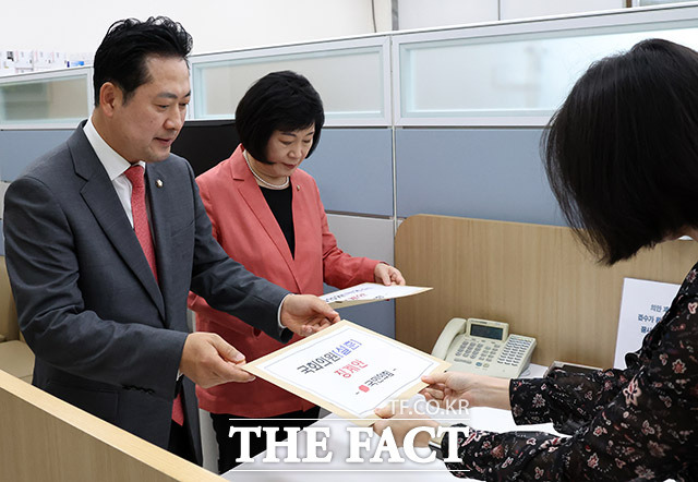 장동혁 국민의힘 의원(왼쪽)과 정경희 의원이 8일 오전 서울 여의도 국회 의안관에 대정부질문 중 '윤석열 대통령 탄핵'을 언급한 설훈 의원과 태영호 의원에게 '막말'을 한 것으로 지목된 박영순 의원에 대한 징계안을 제출하고 있다. /국회=남용희 기자