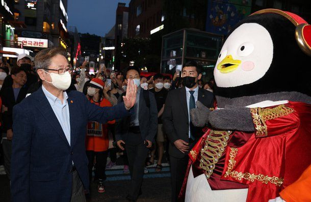 박보균 문화체육관광부 장관이 서울 종로구 대학로에서 열린 ‘2022 웰컴대학로’축제 개막식에 참석해 펭수와 인사를 나누고 있다. [사진제공 = 문화체육관광부]