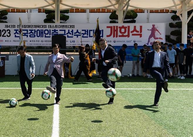 구본엽 LIG 사장(오른쪽에서 두번째) 등 참석인사들이 8일 LIG 2023 전국장애인축구선수권대회가 개막한 목포국제축구센터에서 시축하고 있다.