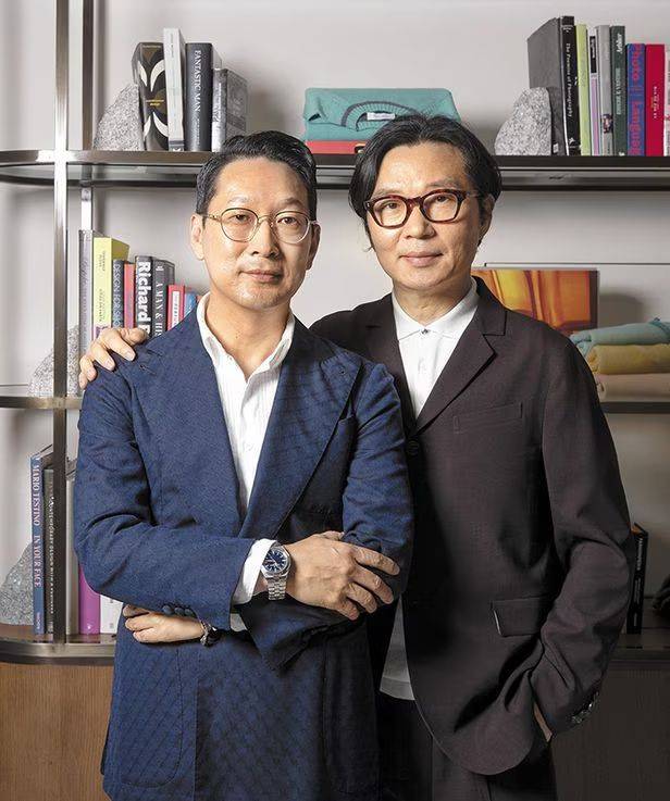 서울 청담동 시에나 라운지에서 더 시에나 라이프 남훈 대표(왼쪽)와 홍승완 크리에이티브 디렉터(디자이너)가 포즈를 취하고 있다/김지호 기자