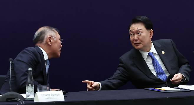 인도네시아를 방문 중인 윤석열 대통령이 7일(현지시각) 자카르타 한 호텔에서 열린 한·인도네시아 비즈니스 라운드 테이블에서 정의선 현대차그룹 회장과 대화하고 있다. /연합뉴스