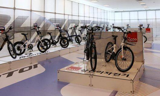 삼천리자전거의 전기자전거가 전시장에 진열돼 있다./삼천리자전거 제공